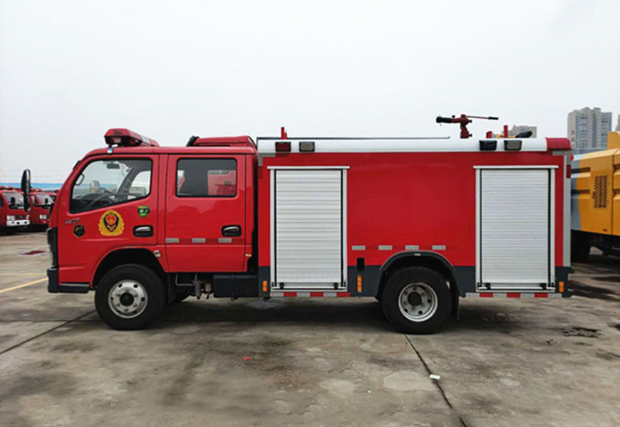 国六2.5吨东风水罐消防车