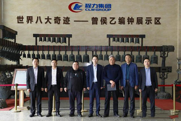在程力专用汽车总部迎宾大厅,双方代表观摩世界八大奇迹编钟后合影纪念