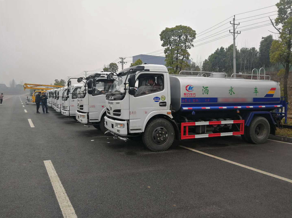 江西上饶高总订购程力10台洒水车，1台高空，1台路面